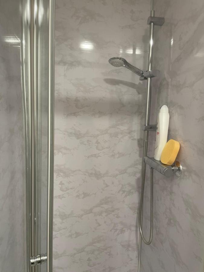 Luton Short Term Lets - Cardiff Road Apartment ภายนอก รูปภาพ