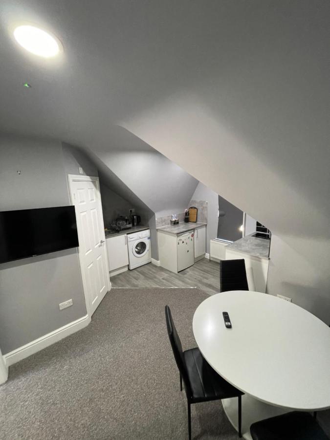 Luton Short Term Lets - Cardiff Road Apartment ภายนอก รูปภาพ